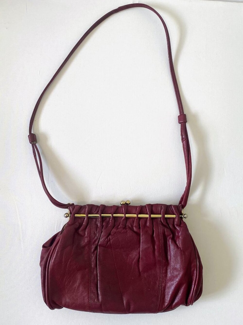 Vintage Burgundy Shoulder Bag w/ Kiss Lock Closure / 80s / 10.5 x 8
